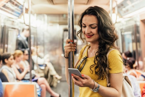 woman-online-transit-wireless-1